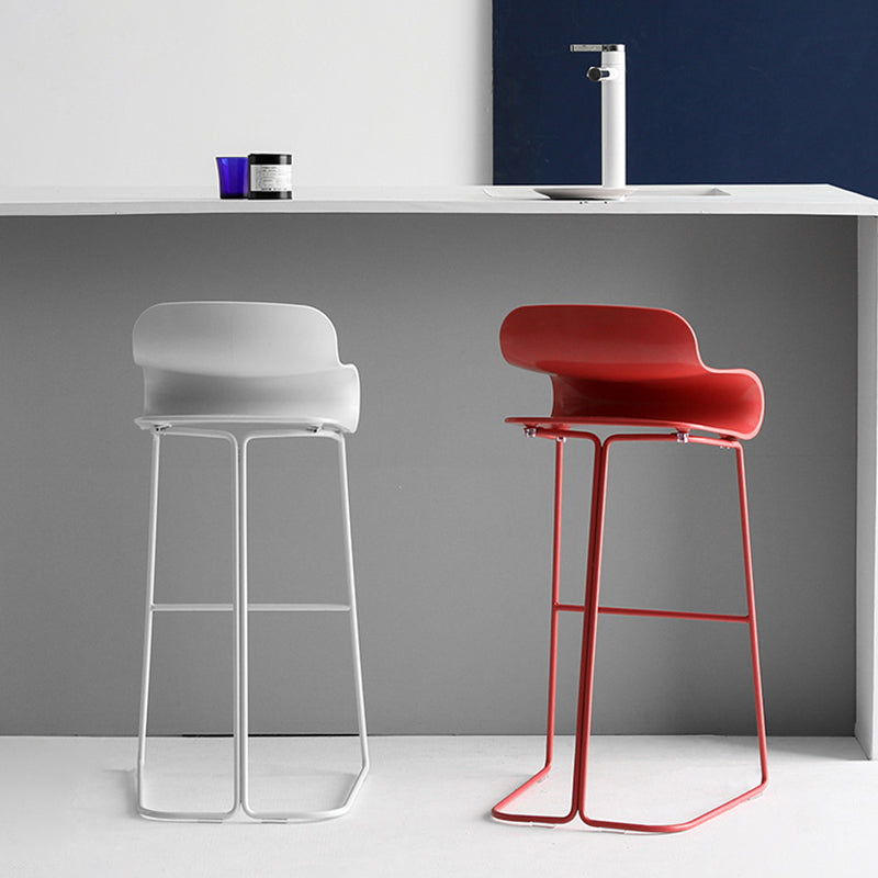 Taburete nórdico simple con respaldo bajo, taburete alto de hierro para interiores con asiento de plástico