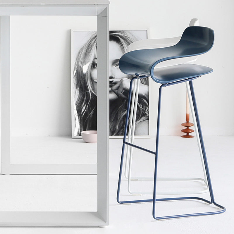 Taburete nórdico simple con respaldo bajo, taburete alto de hierro para interiores con asiento de plástico