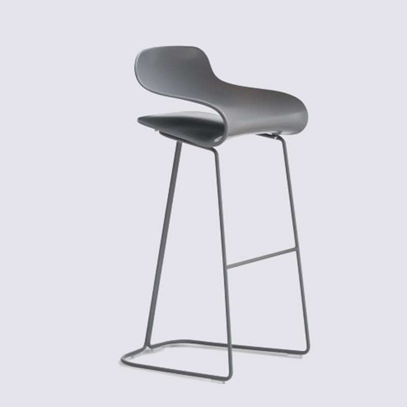 Taburete nórdico simple con respaldo bajo, taburete alto de hierro para interiores con asiento de plástico