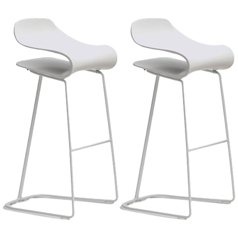 Taburete nórdico simple con respaldo bajo, taburete alto de hierro para interiores con asiento de plástico