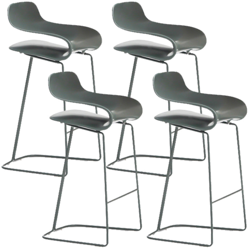 Taburete nórdico simple con respaldo bajo, taburete alto de hierro para interiores con asiento de plástico