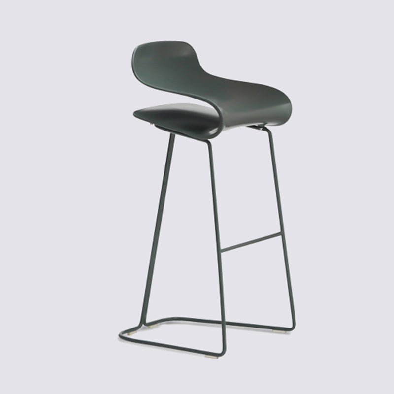 Taburete nórdico simple con respaldo bajo, taburete alto de hierro para interiores con asiento de plástico