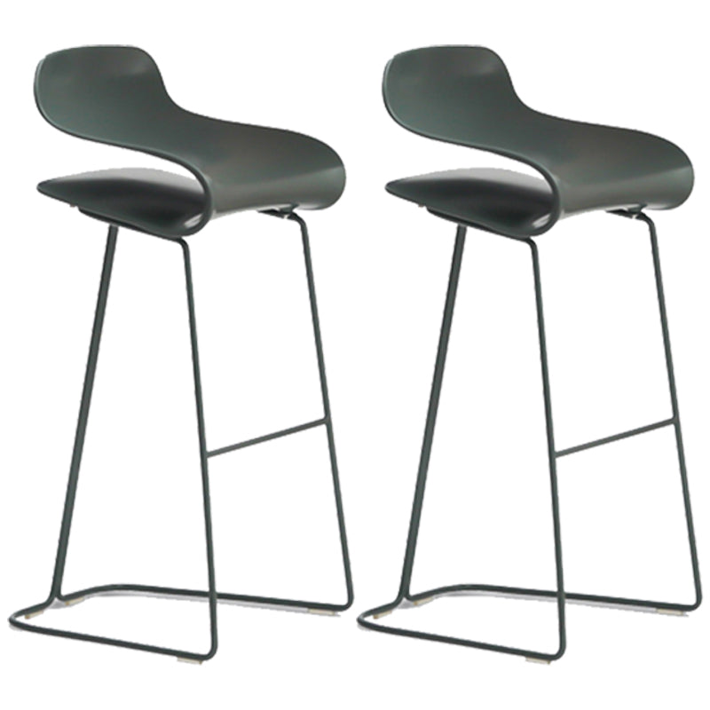 Taburete nórdico simple con respaldo bajo, taburete alto de hierro para interiores con asiento de plástico