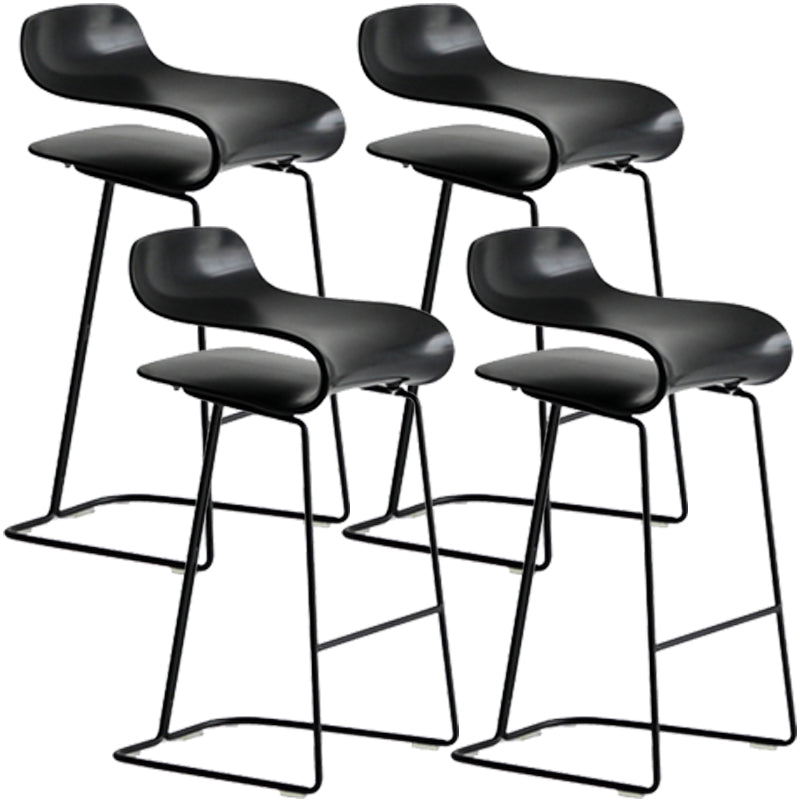 Taburete nórdico simple con respaldo bajo, taburete alto de hierro para interiores con asiento de plástico