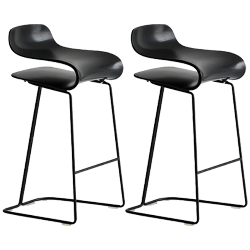 Taburete nórdico simple con respaldo bajo, taburete alto de hierro para interiores con asiento de plástico