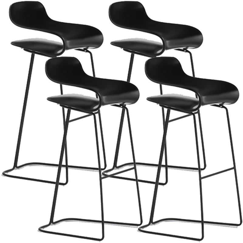 Taburete nórdico simple con respaldo bajo, taburete alto de hierro para interiores con asiento de plástico
