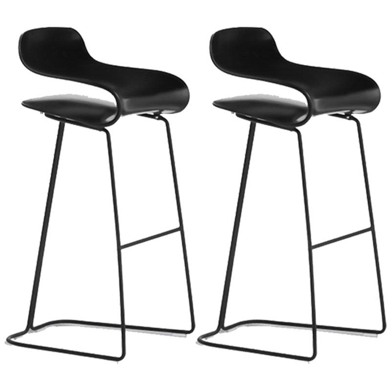 Taburete nórdico simple con respaldo bajo, taburete alto de hierro para interiores con asiento de plástico