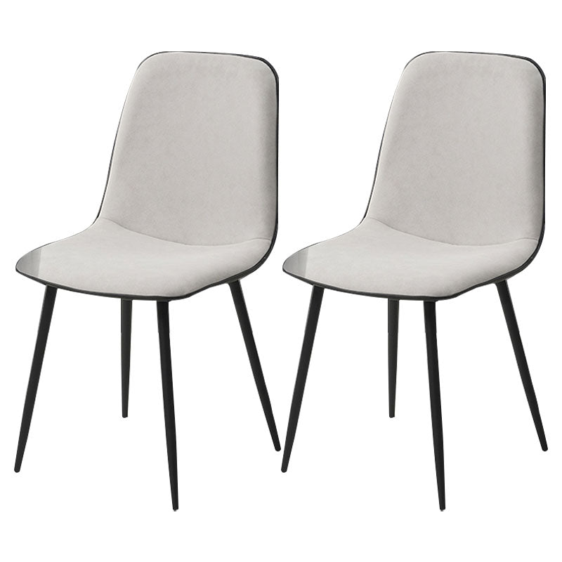 Silla de comedor tapizada con acabado mate y respaldo sólido para el hogar moderno