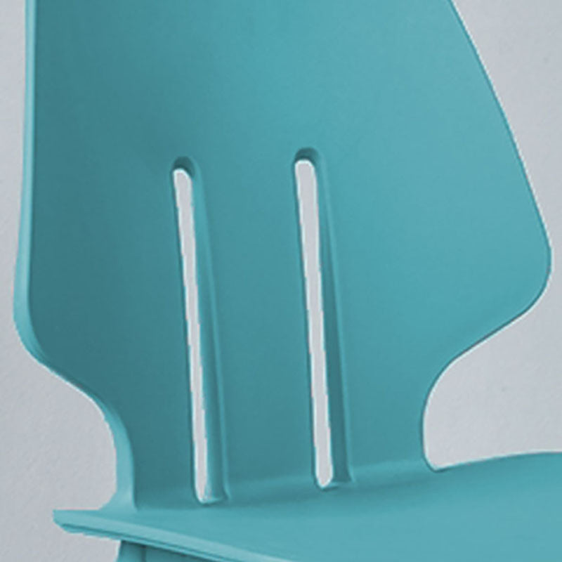 Chaise de salle à manger en plastique colorée scandinave, sans bras, à dossier solide