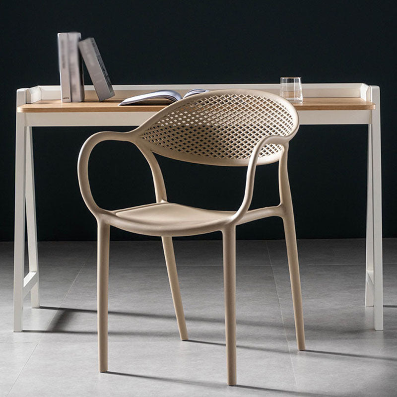 Chaises contemporaines avec bras de salle à manger, chaise latérale en plastique à dossier ouvert pour la cuisine