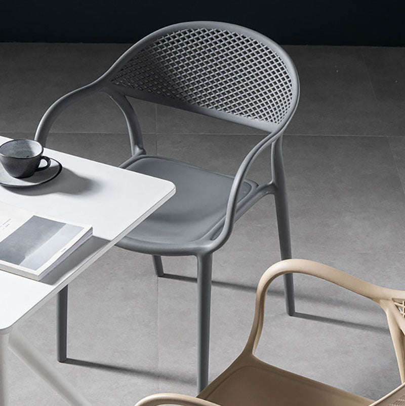 Chaises contemporaines avec bras de salle à manger, chaise latérale en plastique à dossier ouvert pour la cuisine