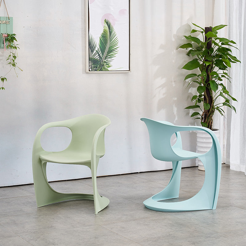 Scandinave Plastic Dining Dining Brack Chairs Solid Back Fairs pour la maison