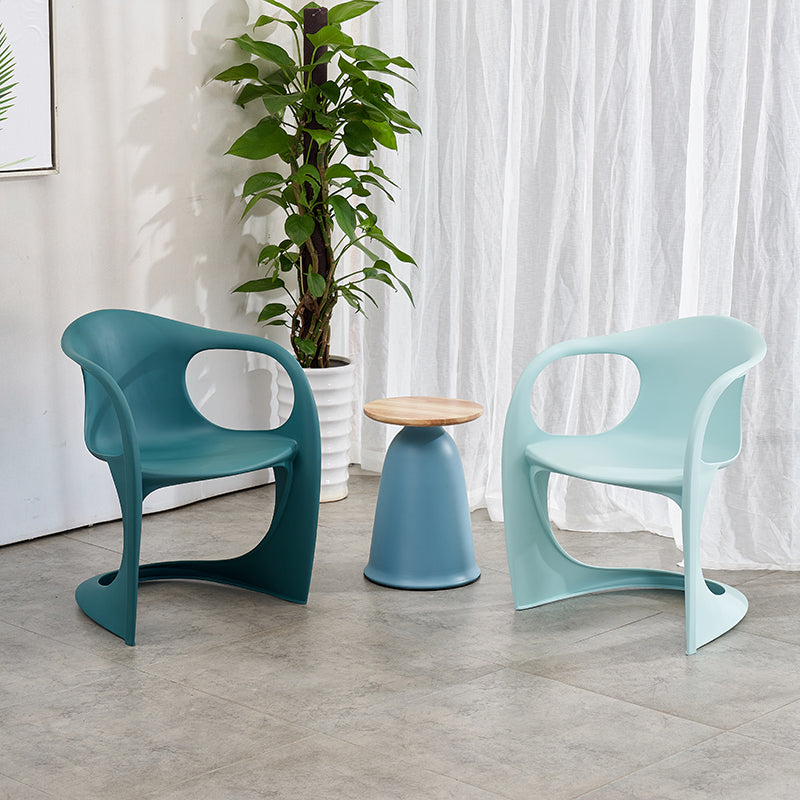 Scandinave Plastic Dining Dining Brack Chairs Solid Back Fairs pour la maison