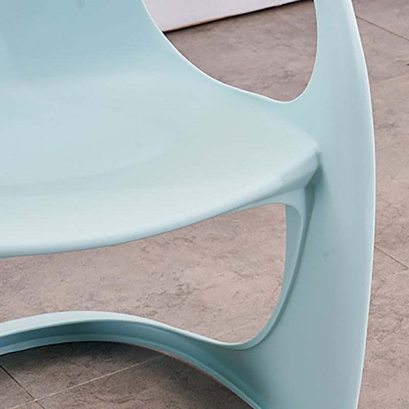 Scandinave Plastic Dining Dining Brack Chairs Solid Back Fairs pour la maison