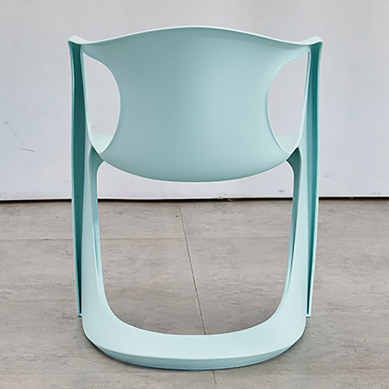 Scandinave Plastic Dining Dining Brack Chairs Solid Back Fairs pour la maison