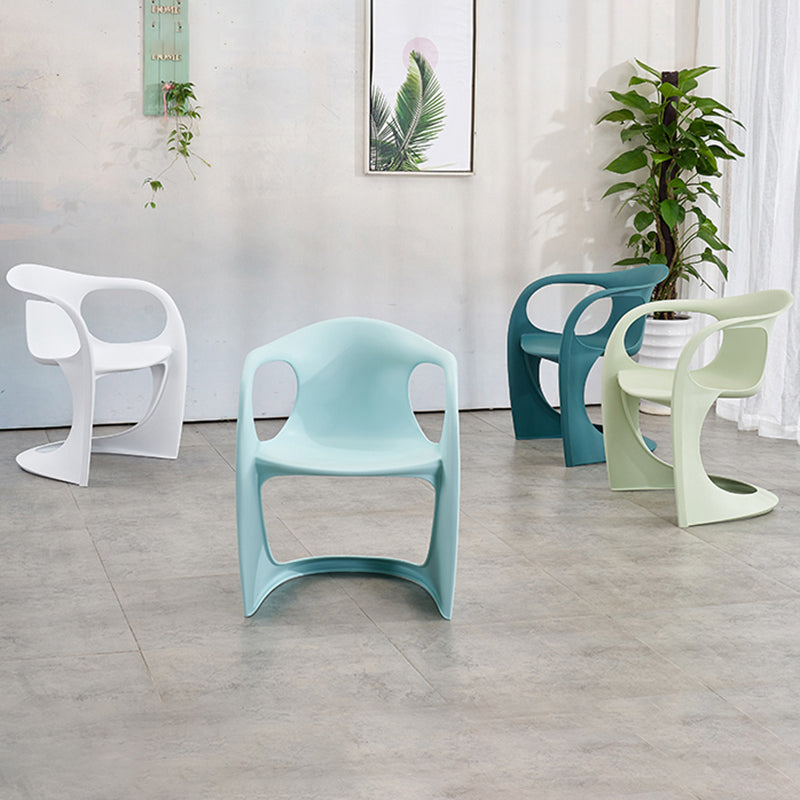 Scandinave Plastic Dining Dining Brack Chairs Solid Back Fairs pour la maison