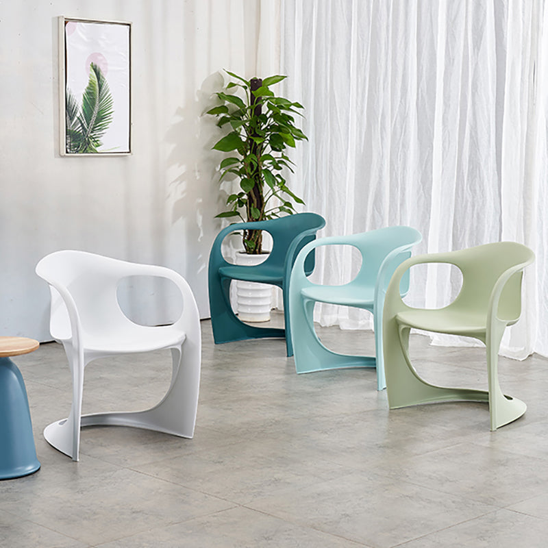 Scandinave Plastic Dining Dining Brack Chairs Solid Back Fairs pour la maison