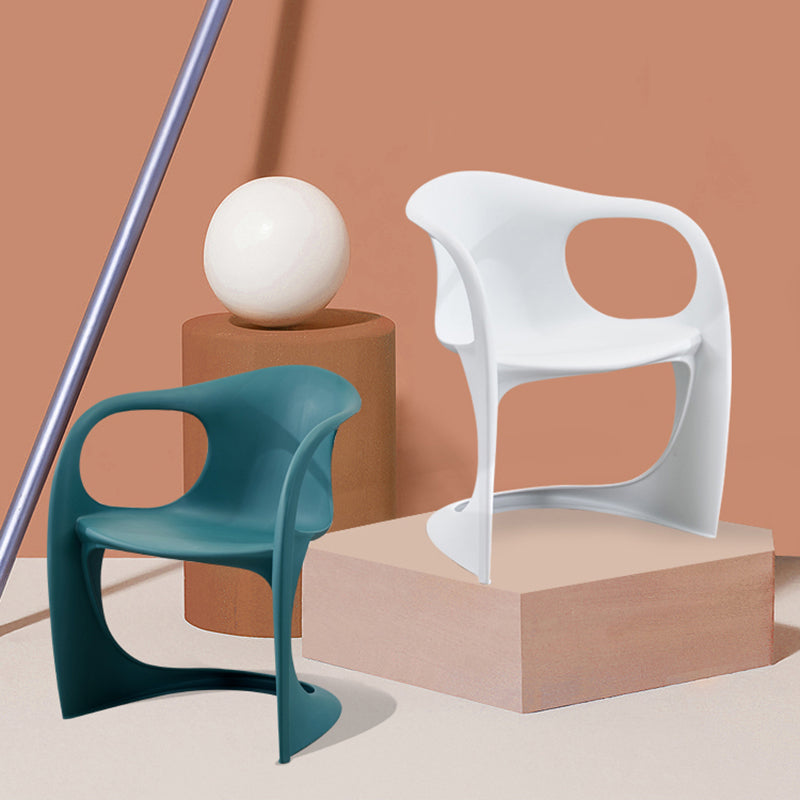 Scandinave Plastic Dining Dining Brack Chairs Solid Back Fairs pour la maison
