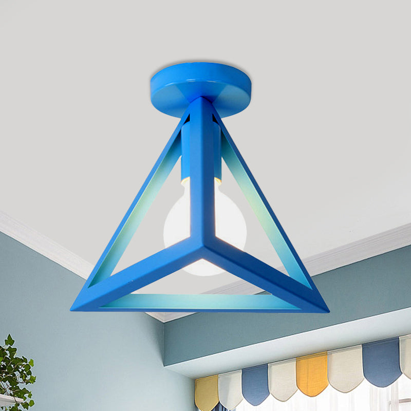 Lámpara de techo semi empotrada de jaula de alambre industrial retro con pantalla triangular Lámpara de techo de metal de 1 cabezal en negro/gris/blanco