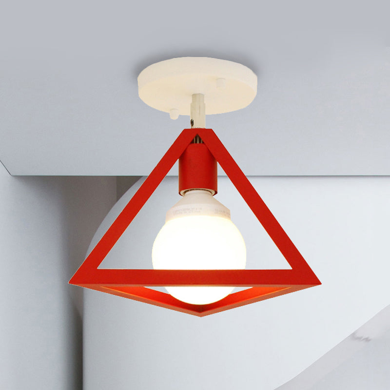 Lámpara de techo semi empotrada de jaula de alambre industrial retro con pantalla triangular Lámpara de techo de metal de 1 cabezal en negro/gris/blanco
