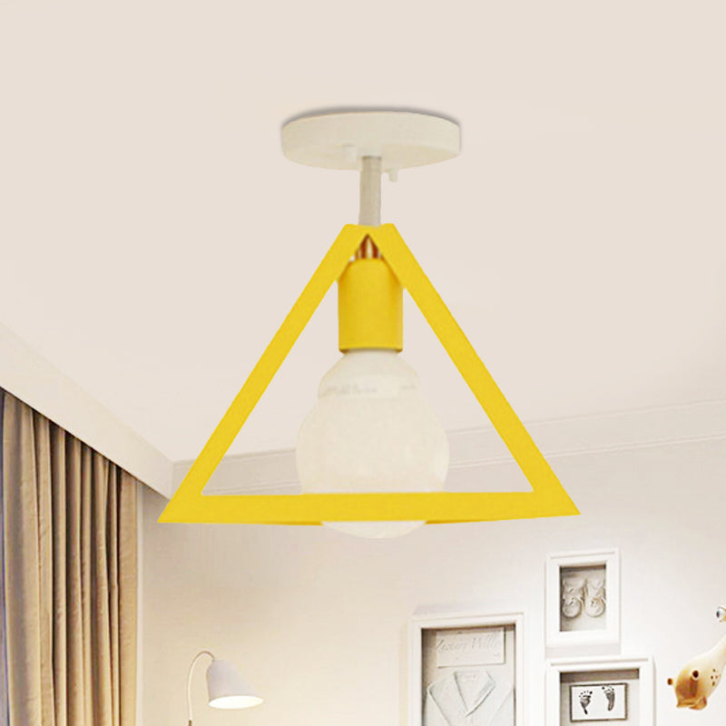 Lámpara de techo semi empotrada de jaula de alambre industrial retro con pantalla triangular Lámpara de techo de metal de 1 cabezal en negro/gris/blanco