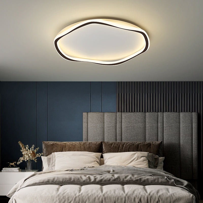 Los LED lineales acrílicos están instalados en dispositivos de fijación de techo de hierro lacado de estilo moderno en espacios interiores.