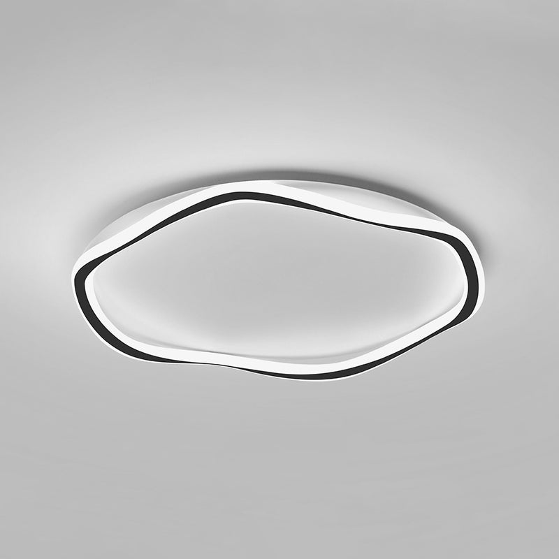 Los LED lineales acrílicos están instalados en dispositivos de fijación de techo de hierro lacado de estilo moderno en espacios interiores.