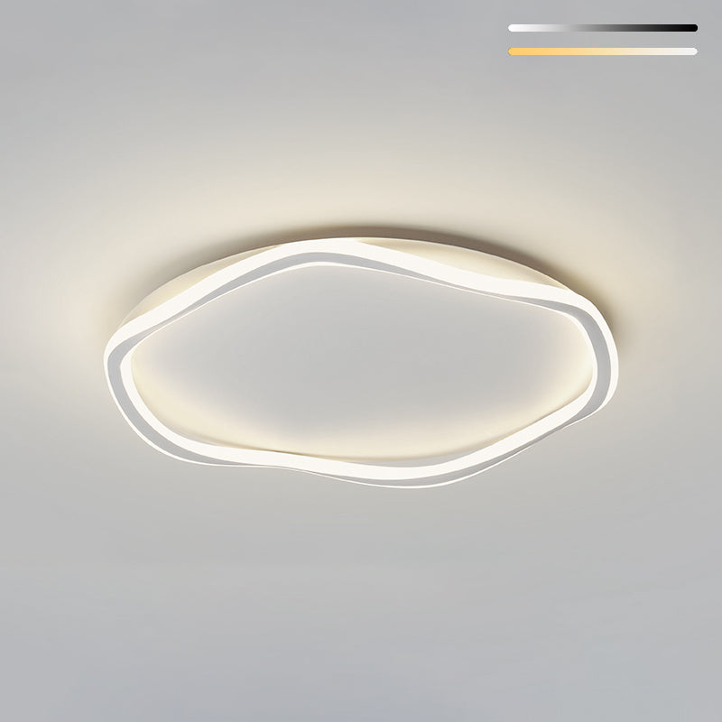 Los LED lineales acrílicos están instalados en dispositivos de fijación de techo de hierro lacado de estilo moderno en espacios interiores.