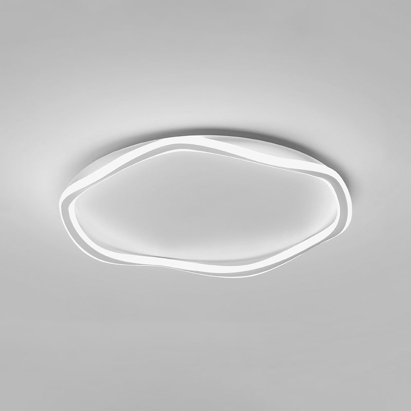 Los LED lineales acrílicos están instalados en dispositivos de fijación de techo de hierro lacado de estilo moderno en espacios interiores.