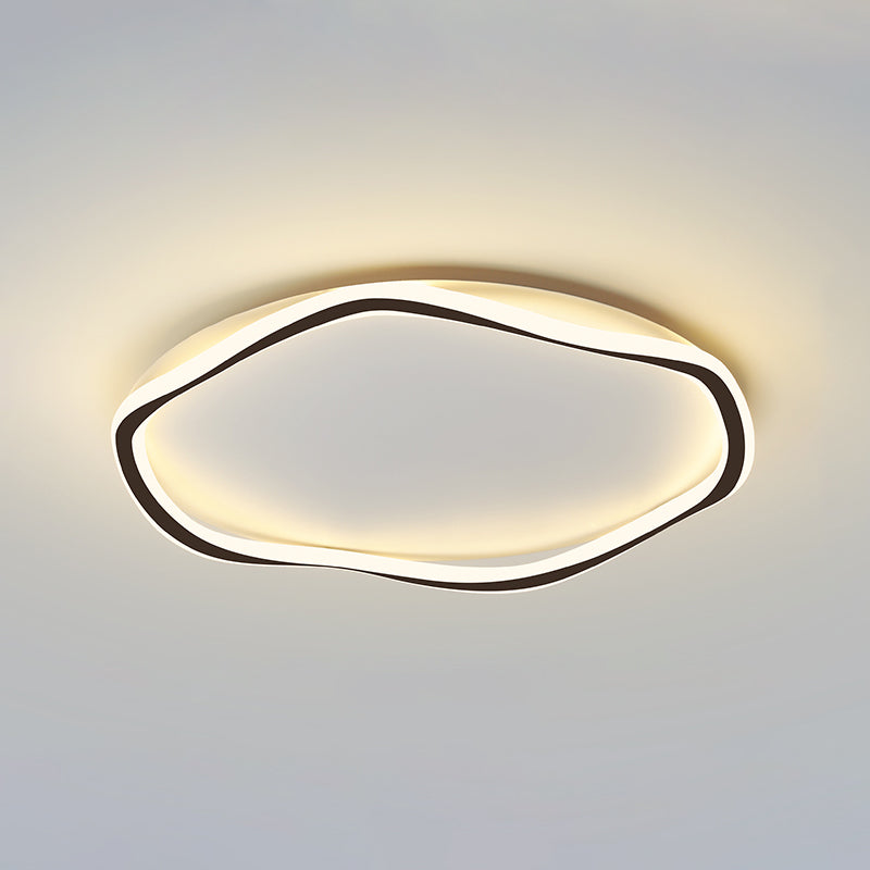 Los LED lineales acrílicos están instalados en dispositivos de fijación de techo de hierro lacado de estilo moderno en espacios interiores.