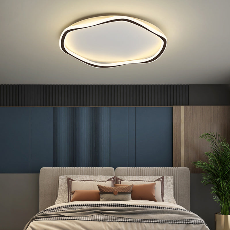 Los LED lineales acrílicos están instalados en dispositivos de fijación de techo de hierro lacado de estilo moderno en espacios interiores.