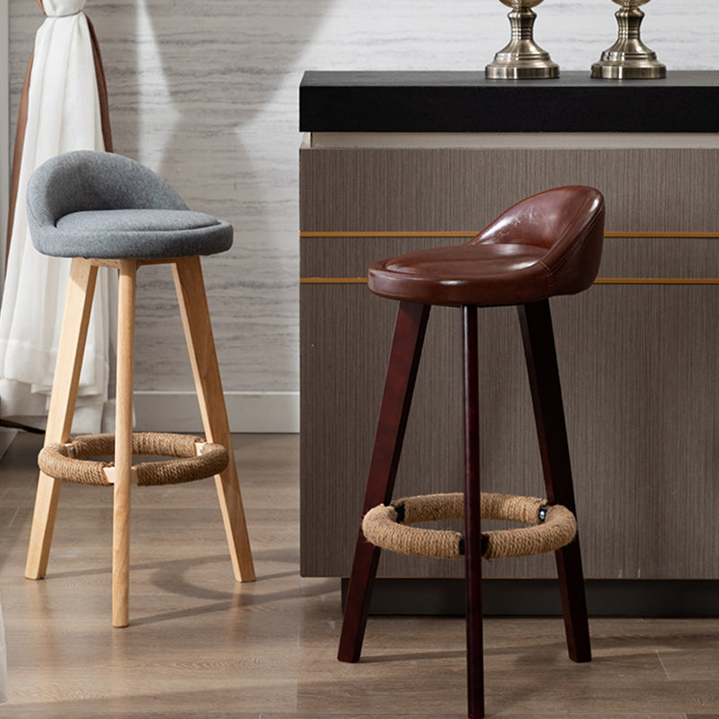Barhocker im skandinavischen Stil mit rundem Sitz und Holzbeinen für die Küchenbar