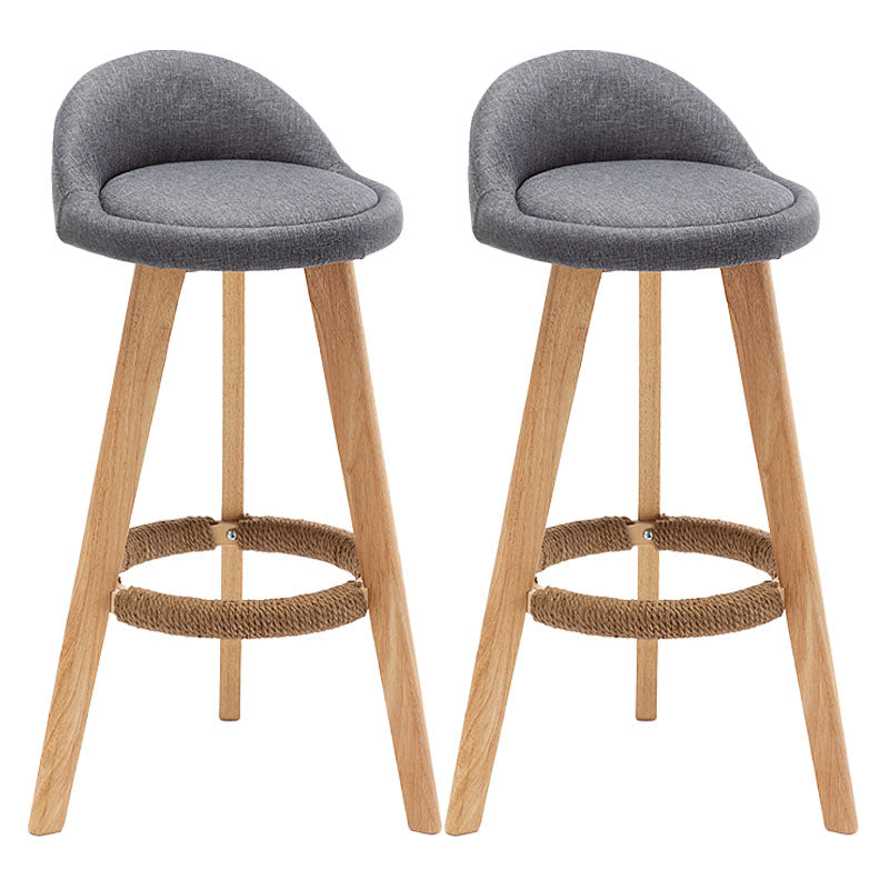 Barhocker im skandinavischen Stil mit rundem Sitz und Holzbeinen für die Küchenbar