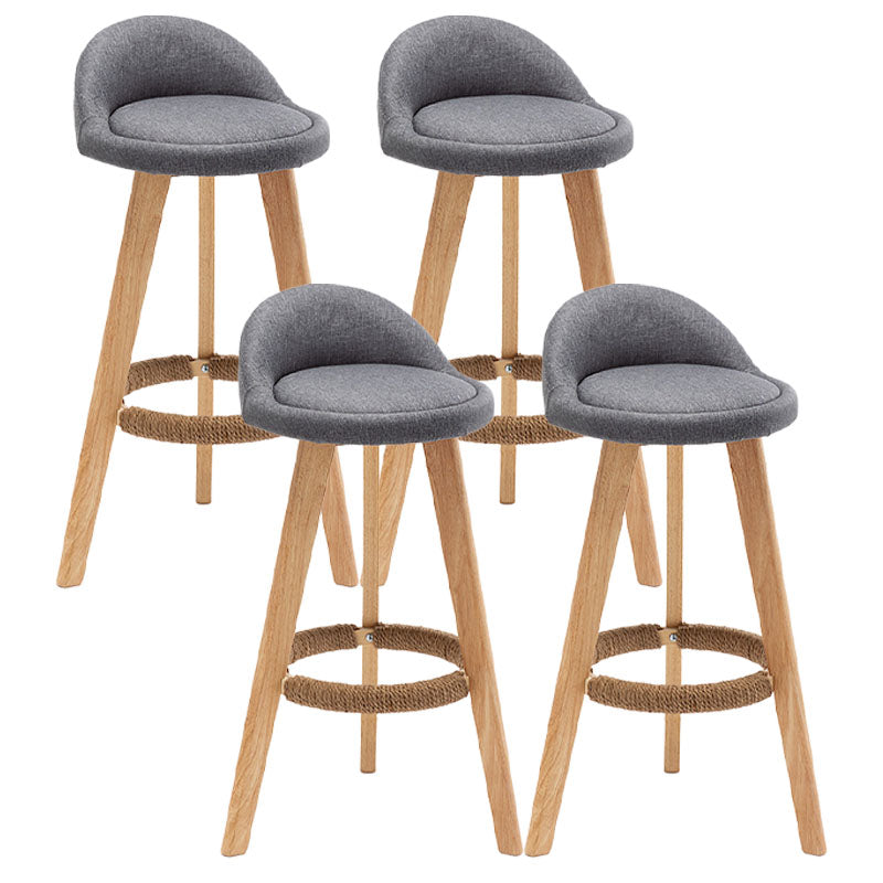 Barhocker im skandinavischen Stil mit rundem Sitz und Holzbeinen für die Küchenbar