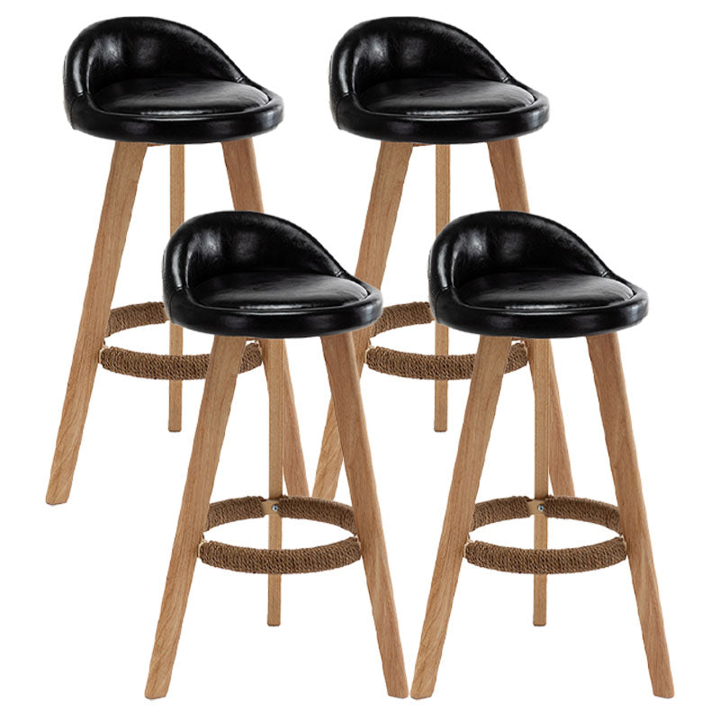 Barhocker im skandinavischen Stil mit rundem Sitz und Holzbeinen für die Küchenbar