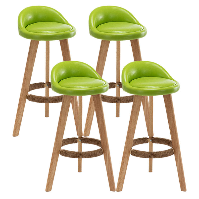 Barhocker im skandinavischen Stil mit rundem Sitz und Holzbeinen für die Küchenbar