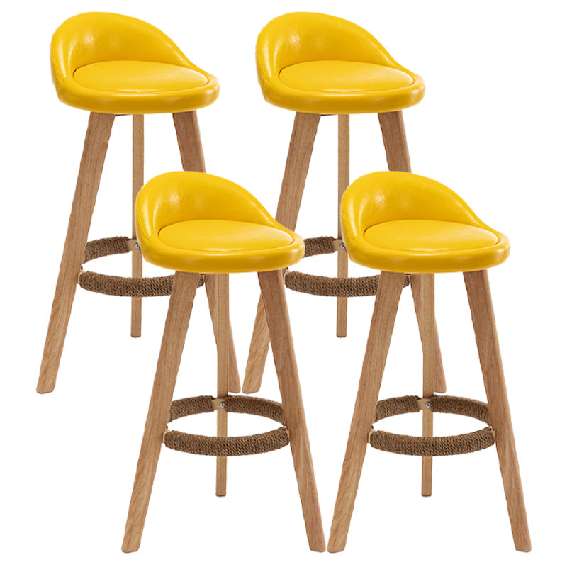 Barhocker im skandinavischen Stil mit rundem Sitz und Holzbeinen für die Küchenbar