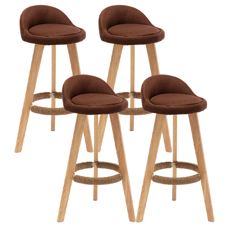 Barhocker im skandinavischen Stil mit rundem Sitz und Holzbeinen für die Küchenbar
