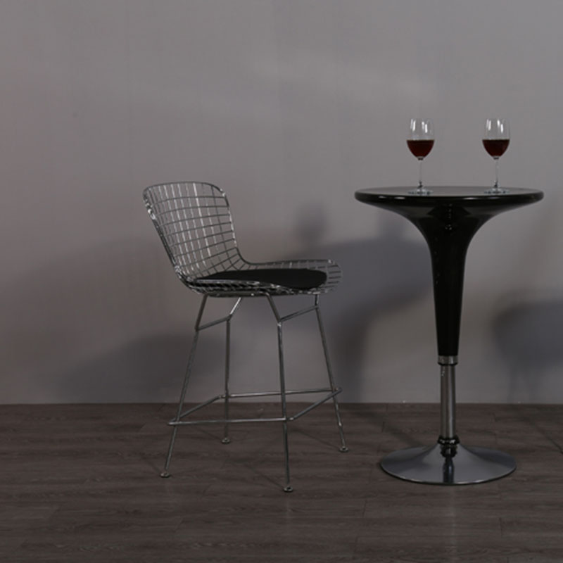 Zeitgenössische Metallbarpools Hall -Barhocker mit niedrigem Rücken und Fußstütze