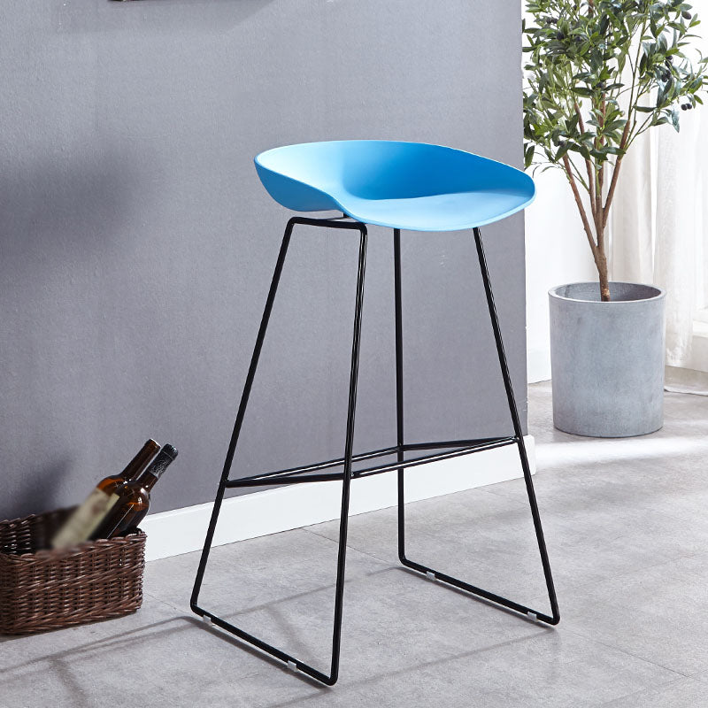 Barhocker im skandinavischen Stil, Eisenbeine, Schalensitz, einzelner Thekenhocker für die Küchenbar