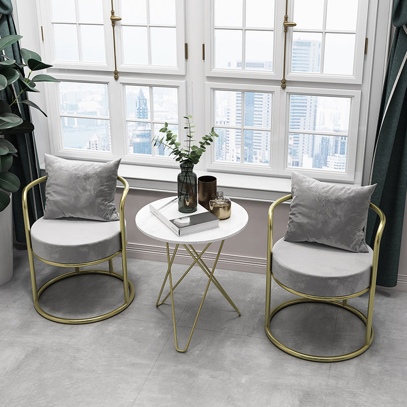 El comedor del metal del estilo nórdico preside el terciopelo que cena la silla para el uso del restaurante