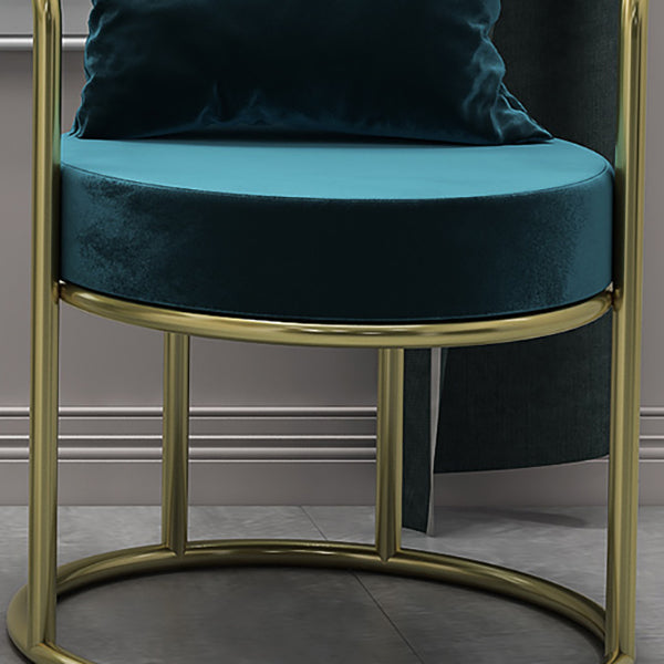 El comedor del metal del estilo nórdico preside el terciopelo que cena la silla para el uso del restaurante