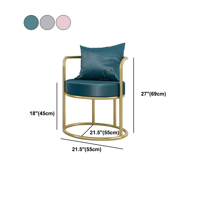 El comedor del metal del estilo nórdico preside el terciopelo que cena la silla para el uso del restaurante