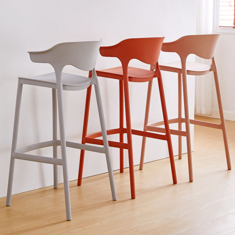 Tabouret de bar nordique à dossier bas en plastique, haut empilable d'intérieur avec siège en selle