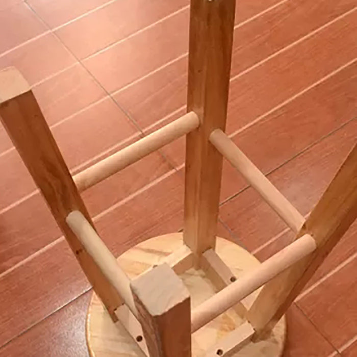 Moderner armloser, rückenfreier Barhocker aus Holz mit Holzsitz und Pedal