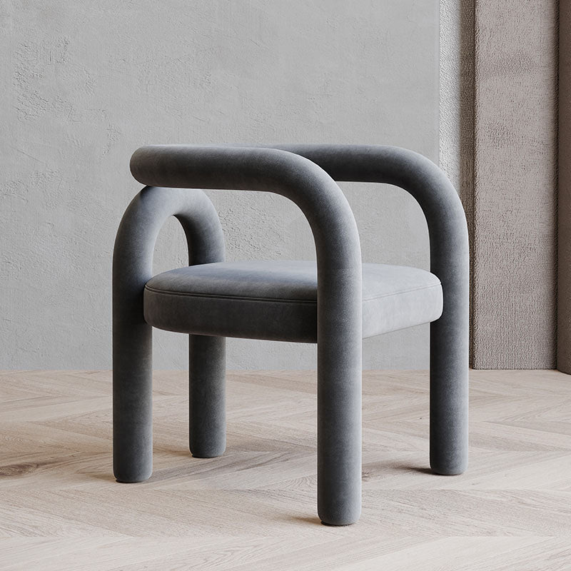 Silla de comedor curvada de terciopelo con respaldo abierto y acabado mate, estilo diseñador