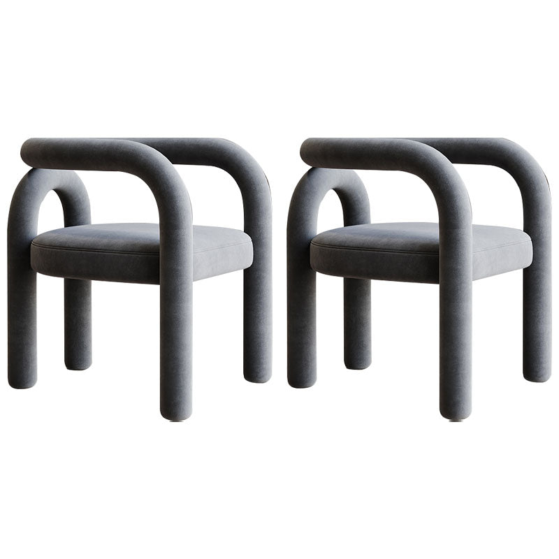 Silla de comedor curvada de terciopelo con respaldo abierto y acabado mate, estilo diseñador