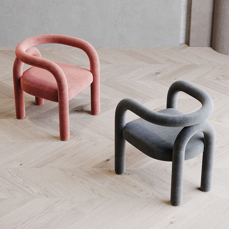 Silla de comedor curvada de terciopelo con respaldo abierto y acabado mate, estilo diseñador