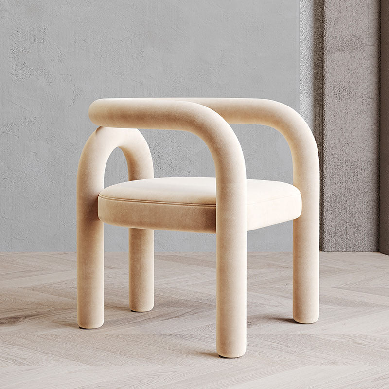 Silla de comedor curvada de terciopelo con respaldo abierto y acabado mate, estilo diseñador
