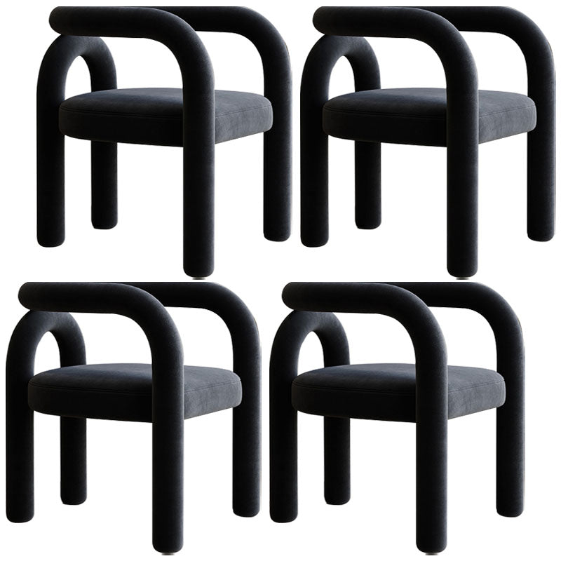 Silla de comedor curvada de terciopelo con respaldo abierto y acabado mate, estilo diseñador